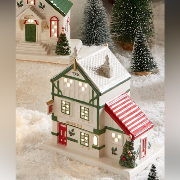 Spode Christmas Tree Figural Village LED Illuminated Public House